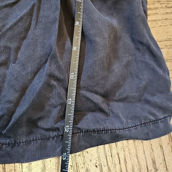 Lululemon black shorts size 6 - Picture 3 of 9